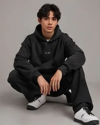 Foto dekat detail manset rib dan rajutan tebal tudung hoodie monokrom DAE