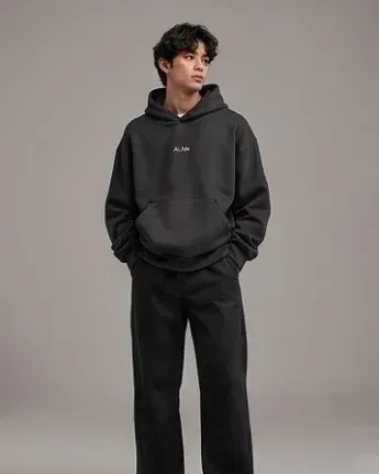 Gaya semi formal memadukan DAE Essential Hoodie abu arang dengan blazer kasual di Senopati